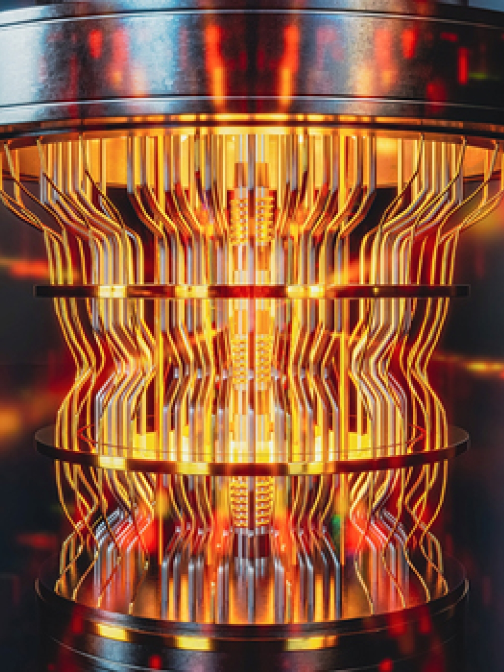 Représentation stylisée d’un ordinateur quantique cylindrique aux parois lumineuses orangées, avec des circuits verticaux lumineux et une structure métallique sombre en haut et en bas.