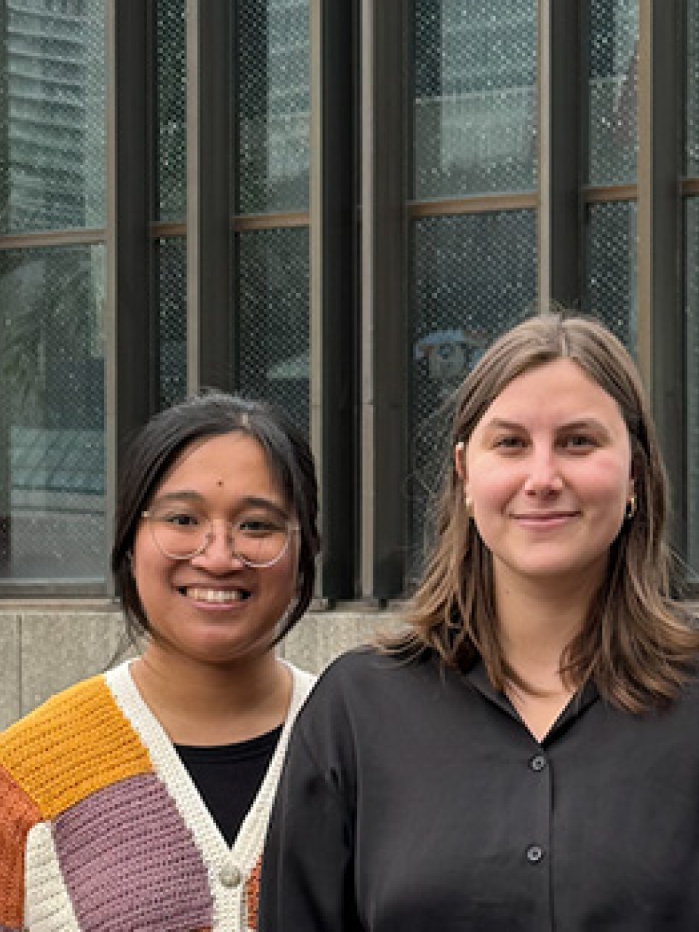 Groupe de quatre personnes debout devant une façade vitrée extérieure, posant ensemble pour une photo de groupe liée à l’entreprise Opalia.