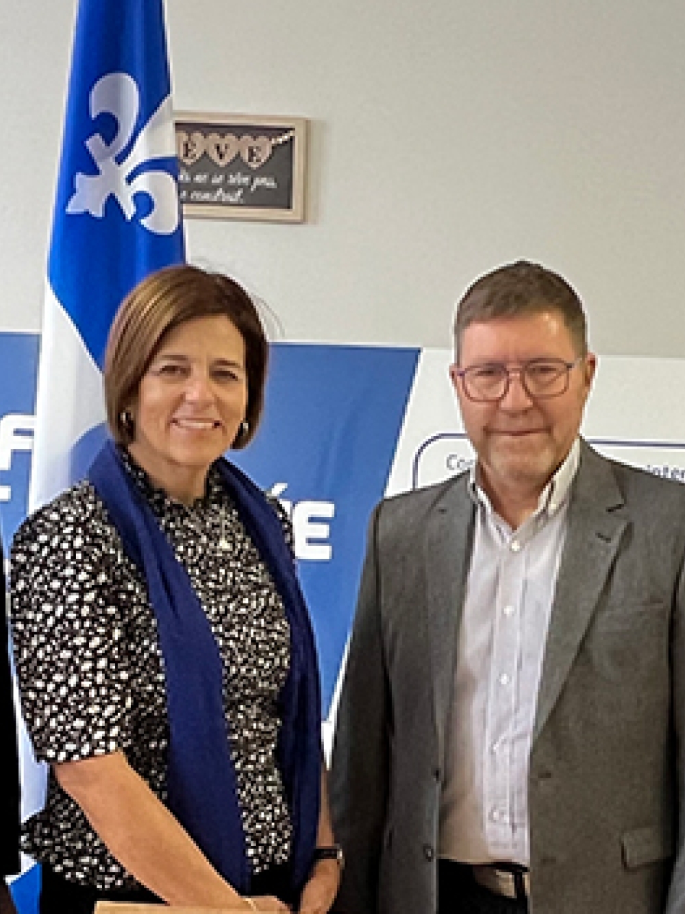 Représentants réunis devant un drapeau du Québec lors de l’annonce du soutien financier à Télé‑Câble La Conception.