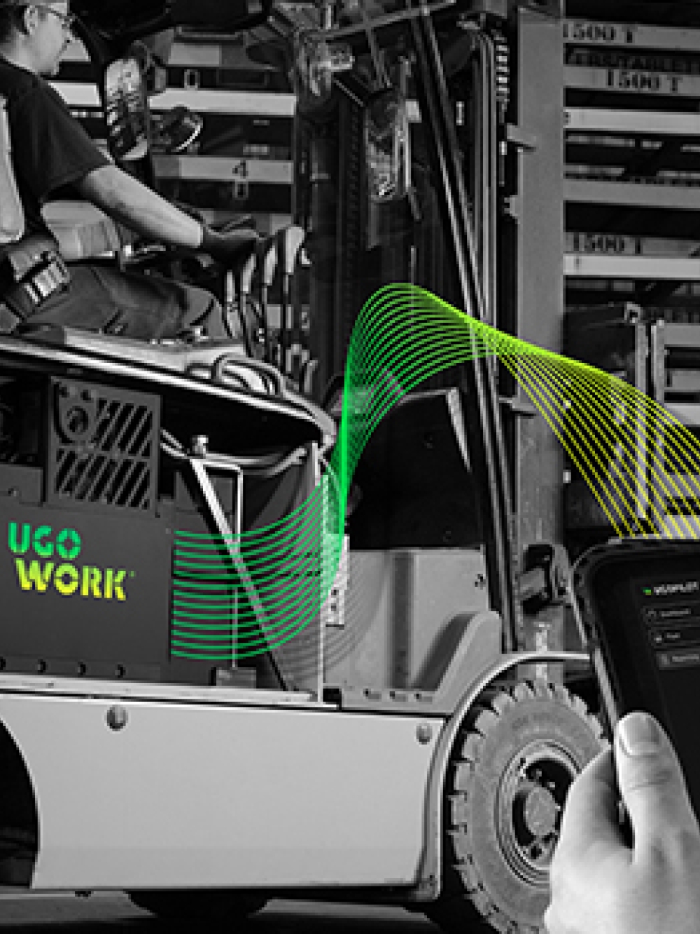 Chariot élévateur équipé d’une batterie UgoWork dans un entrepôt, avec des graphiques numériques illustrant l’utilisation de la flotte et les données de performance.