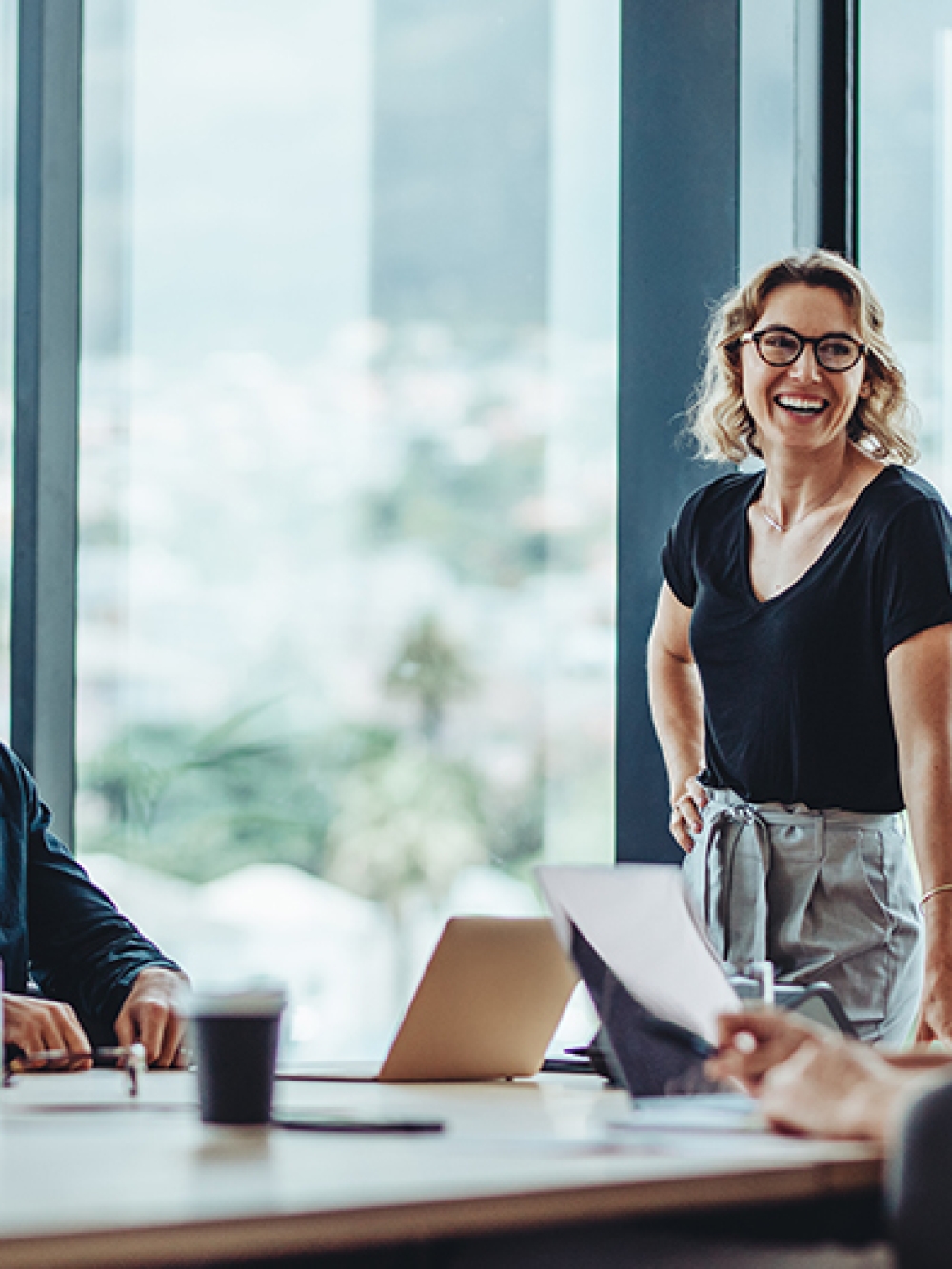 Équipe de travail autour d'un bureau
