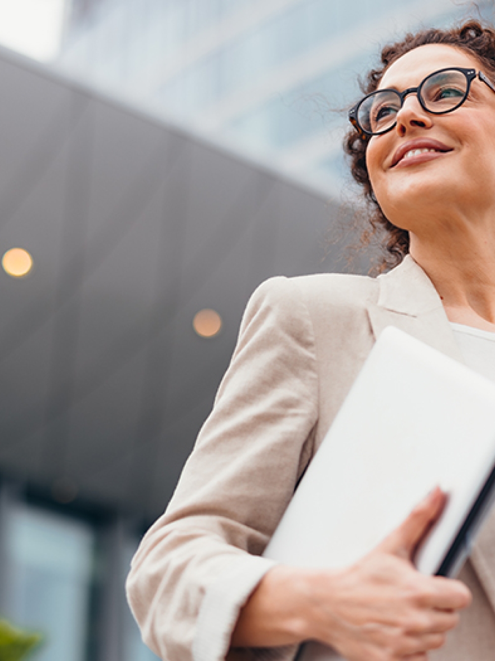 Entrepreneure devant un immeuble commercial