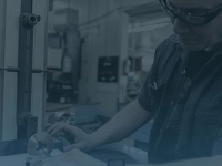 Opérateur travaillant sur un équipement d’usinage de haute précision dans un atelier manufacturier.