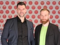 Groupe de personnes posant devant un mur décoré de logos rouges de Lime Santé.