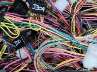 Ensemble de faisceaux de fils électriques multicolores avec connecteurs et étiquettes de repérage.