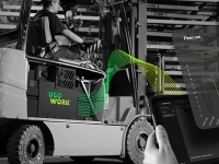 Chariot élévateur équipé d’une batterie UgoWork dans un entrepôt, avec des graphiques numériques illustrant l’utilisation de la flotte et les données de performance.