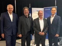 Groupe de personnes debout devant des bannières portant les logos d’Umano Médical et du gouvernement du Québec lors d’une annonce officielle.