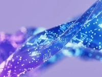 Formes ondulées translucides en dégradés de bleu et de violet, recouvertes de motifs lumineux rappelant des circuits ou des données numériques, sur un fond mauve.