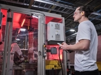 un employé qui manipule un robot