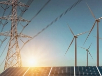 Pylône électrique, panneaux solaires et éoliennes