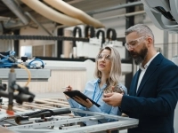 Deux collègues analysant un produit