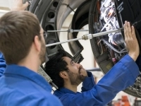 deux hommes travaillant sur un avion