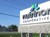 Enseigne extérieure de la coopérative Nutrinor affichée sur une structure de pierre.