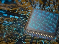  Gros plan sur une puce électronique intégrée, parcourue de circuits imprimés lumineux et de motifs numériques en bleu. 