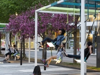 Balançoires au Quartier des spectacles de Montréal