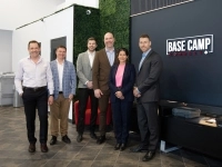 Photo de cinq entrepreneurs de Chaudières-Appalache accompagnés de la présidente-directrice générale d'Investissement Québec