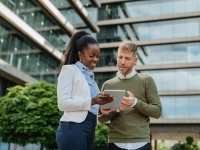 Deux personnes consultant une tablette électronique