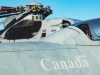 Image d'un avion de chasse et hélicoptère des forces armées canadiennes