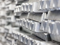 Une pile de barres d'aluminium
