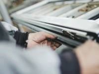 Travailleur effectuant la fabrication de portes et fenêtres