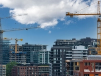 Image d'un chantier de construction avec plusieurs grues
