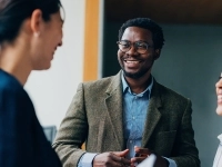 Des collègues de travail souriant durant une conversation