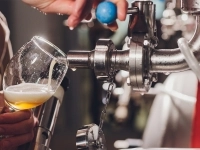 Personne dans une usine de préparation de bière de microbrasserie