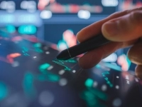 Image d'une tablette électronique avec différents graphiques à l'écran